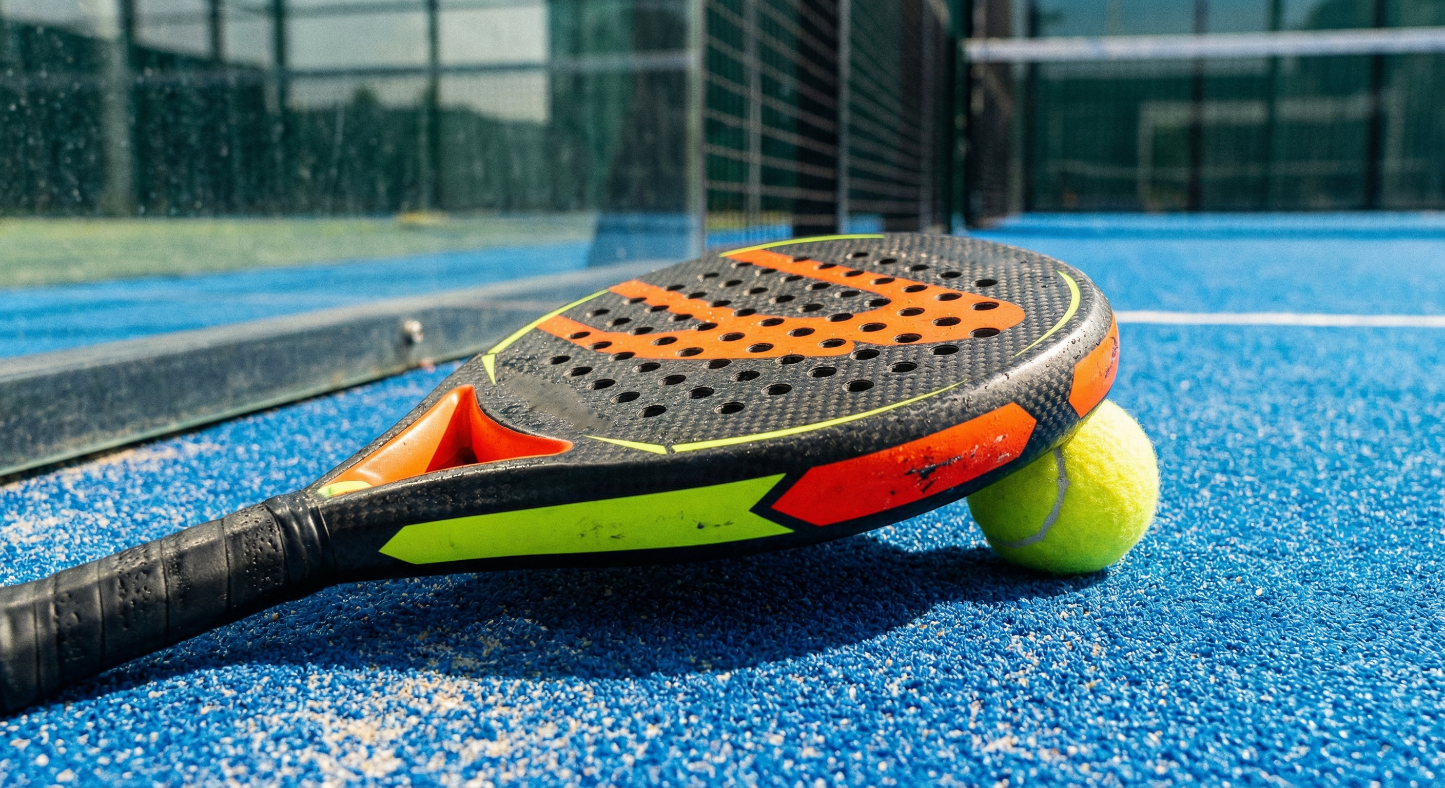 Pala de padel sobre pista azul